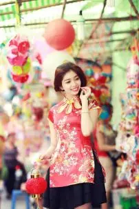 Qiloli Sườn Xám Cách Tân Đỏ Hoa Váy Đen