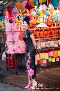 Sườn Xám Đen Gấm Thái Viền Hoa Hồng