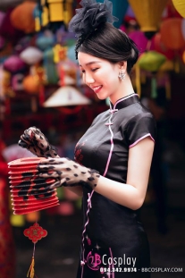 Sườn Xám Đen Gấm Thái Viền Hoa Hồng