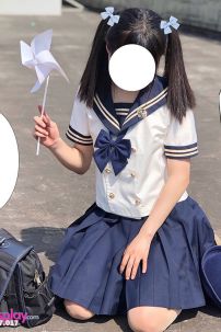 Nữ Sinh Áo Trắng Viền Vàng 6 Nút Váy Xanh