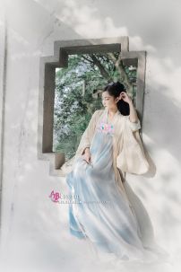 Hán Phục Liên Hoa Tỉ