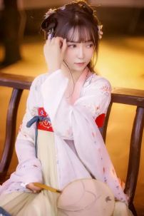 Hán Phục Hoàng Liên Y