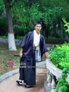 Nagagi Trắng - Haori Đen Kèm Hakama Dạng Váy Có Thắt Lưng Nâu Thắt Sẵn