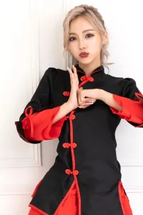 Qiloli Tay Bèo Áo Đen Váy Đỏ