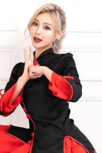 Qiloli Tay Bèo Áo Đen Váy Đỏ