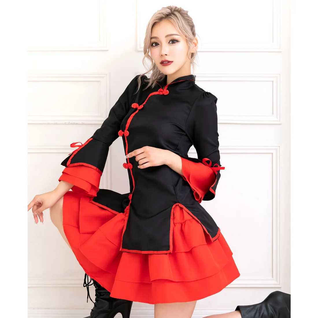 Qiloli Tay Bèo Áo Đen Váy Đỏ