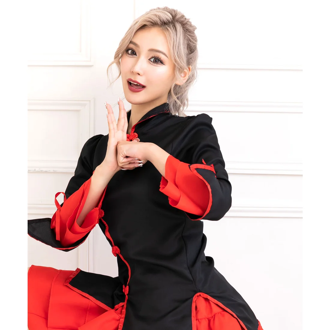 Qiloli Tay Bèo Áo Đen Váy Đỏ