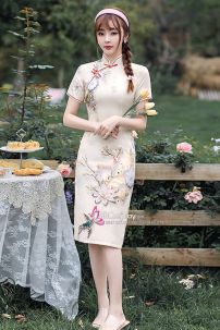 Sườn Xám Mùa Hè Dáng Dài Tuần Lộc Và Hoa Nền Kem