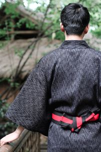 Nagagi Đen Có Vân Sọc Kèm Thắt Lưng Viền Đỏ