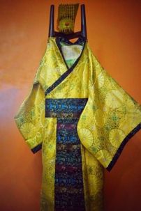 Trang Phục Hoàng Thượng Giá Rẻ Màu Vàng Viền Đen