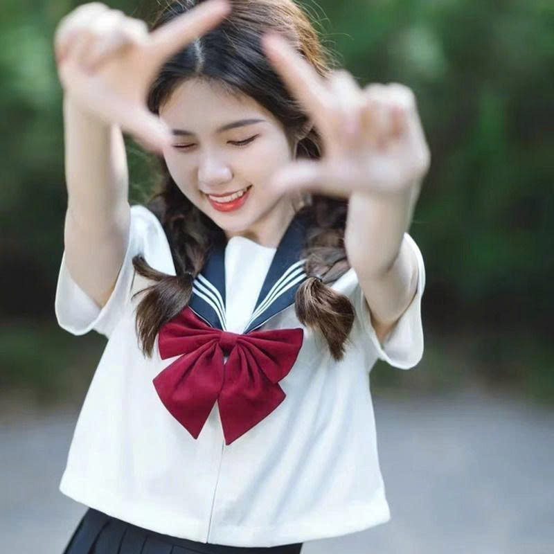 Nữ Sinh Áo Trắng 3 Sọc - Váy Xanh Đen Cơ Bản