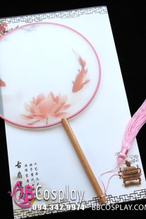 Quạt Tròn Cán Tre Tiểu Khả Ái Cá Chép Vàng