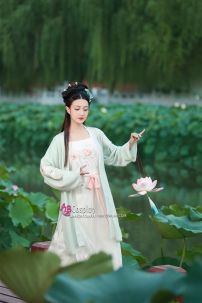 Áo Yếm Trắng Thếu Hoa Hồng