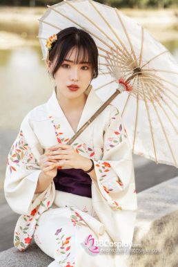 Yukata Vàng Kem Hoa Ngũ Sắc