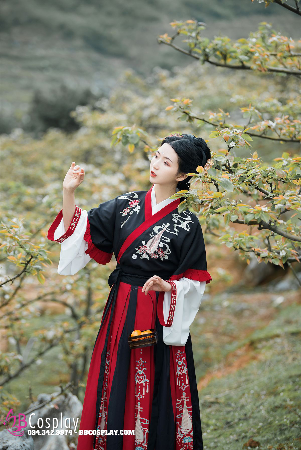 với màu đỏ và đen kết hợp tưởng chừng không phù hợp nhưng lại tạo cho bộ Hán Phục Đôn Hoàng Đoạn Tịnh trở nên đặc sắc và hấp dẫn