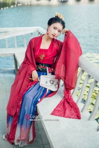 Yếm Đỏ Bỉ Ngạn Cổ Trang Mặc Với Hán Phục