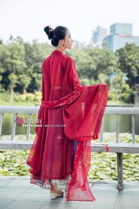 Yếm Đỏ Bỉ Ngạn Cổ Trang Mặc Với Hán Phục