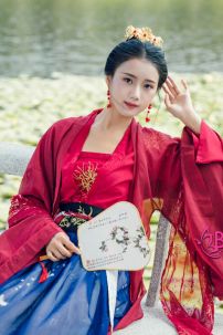 Yếm Đỏ Bỉ Ngạn Cổ Trang Mặc Với Hán Phục