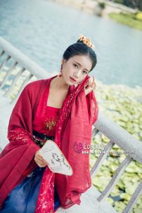 Yếm Đỏ Bỉ Ngạn Cổ Trang Mặc Với Hán Phục