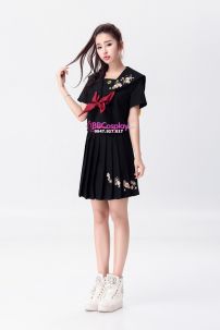 Nữ Sinh Đen Tay Ngắn Thêu Hoa Đào