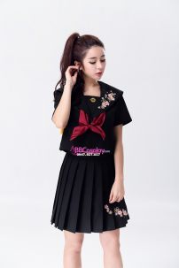 Nữ Sinh Đen Tay Ngắn Thêu Hoa Đào