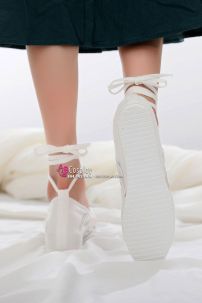 Giày Vải Thêu Cổ Trang Trắng Mũi Nhọn Size 37 Đế 5cm