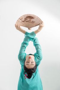 Quạt Gỗ Khắc Hình Cây Tùng