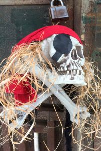 Đầu Lâu Trang Trí Halloween Kiểu Cướp Biển