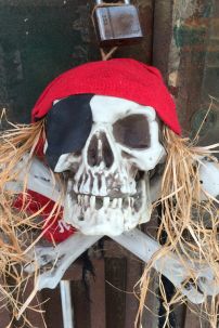 Đầu Lâu Trang Trí Halloween Kiểu Cướp Biển