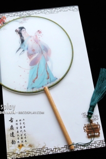 Quạt Tròn Mỹ Nữ Rải Hoa