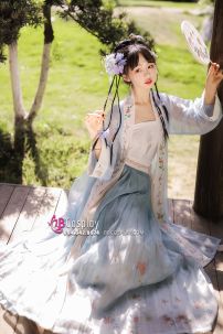 Hán Phục Huỳnh Vũ Bạch Lam