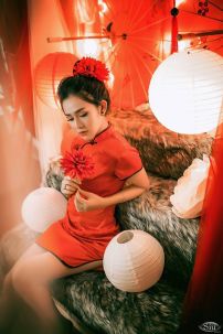 Sườn Xám Gấm Thái Đỏ Viền Đen