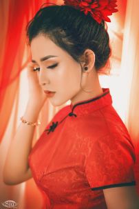 Sườn Xám Gấm Thái Đỏ Viền Đen