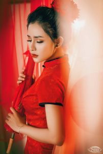 Sườn Xám Gấm Thái Đỏ Viền Đen