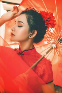 Sườn Xám Gấm Thái Đỏ Viền Đen