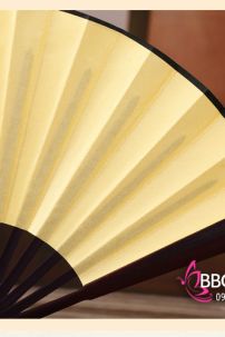 Quạt Xếp Trơn Cổ Trang Màu Vàng Cán Gỗ