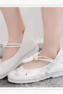 Giày Thêu Bạch Thố Màu Kem - Đế Bằng 2cm Size 39