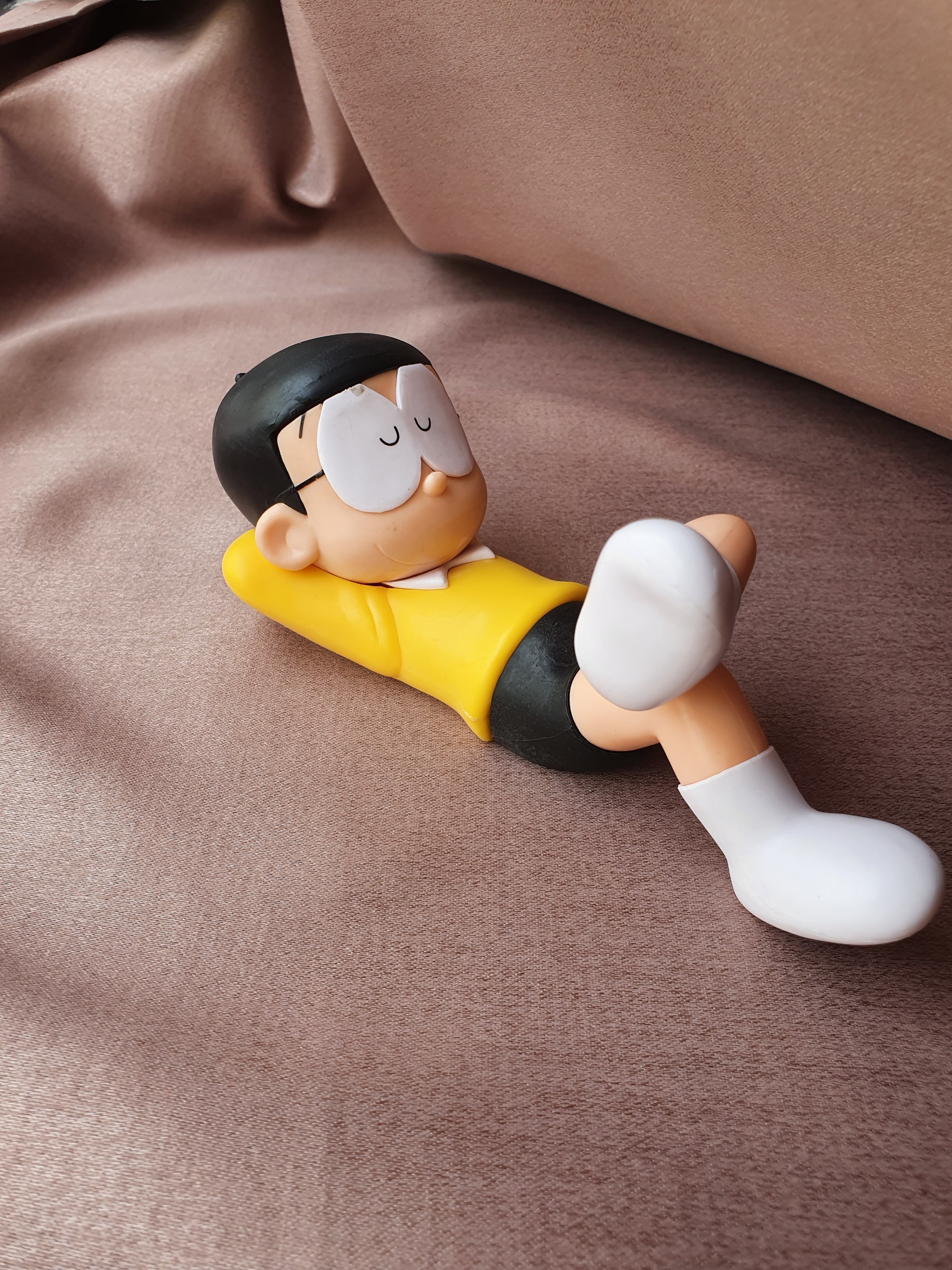 Xem ngay hình ảnh cosplay Nobi Nobita đầy chất lừ! Với phong cách thời trang đầy cá tính, Sửu Nhi sẽ mang đến cho bạn một cái nhìn mới mẻ về chàng trai tài năng nhất trong Doraemon. Đừng bỏ lỡ cơ hội được chiêm ngưỡng trang phục cosplay độc đáo của Nobi Nobita - một nhân vật được yêu thích hàng đầu trong truyện tranh Nhật Bản!