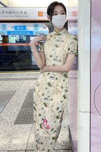 Sườn Xám Thiên Lục Dáng Dài Xẻ Tà