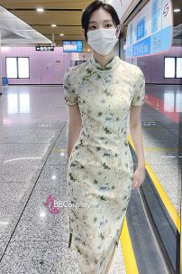 Sườn Xám Thiên Lục Dáng Dài Xẻ Tà