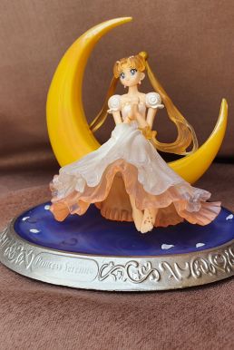 Mô Hình Figure Sailor Moon - Công Chúa Mặt Trăng & Trăng Khuyết