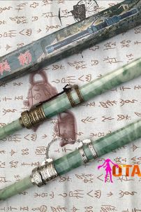 Kiếm Hán Phong Thủy Hoạ Tiết Mã Não Xanh Trắng Đai Kim Loại Sáng - Đồng 42Cm