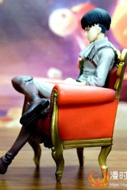 Mô Hình Figure Levi Ngồi Ghế Sofa - Attack On Titan