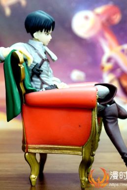 Mô Hình Figure Levi Ngồi Ghế Sofa - Attack On Titan