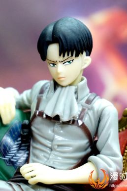 Mô Hình Figure Levi Ngồi Ghế Sofa - Attack On Titan