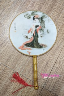 Quạt Tròn Mỹ Nhân - Mỹ Nhân Cài Hoa Đỏ