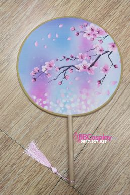Quạt Tròn Hoa Đào Hồng Nền Xanh
