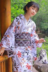 Yukata Trắng Hoạ Tiết Lá Mùa Thu