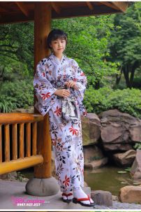 Yukata Trắng Hoạ Tiết Lá Mùa Thu