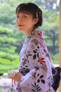Yukata Trắng Hoạ Tiết Lá Mùa Thu
